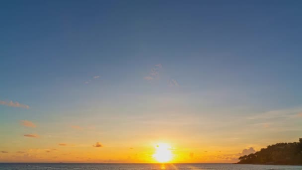 海の上の素晴らしい夕日空のタイムラウンドビデオ — ストック動画