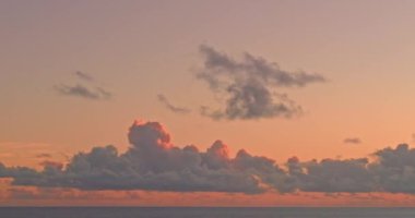 Hava manzaralı güzel bulutlar sersemletici günbatımı gökyüzü deniz üzerinde, video