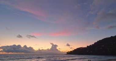 Hava manzaralı güzel bulutlar sersemletici günbatımı gökyüzü deniz üzerinde, video