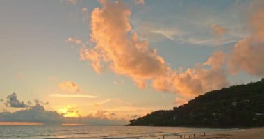 Hava manzaralı güzel bulutlar sersemletici günbatımı gökyüzü deniz üzerinde, video