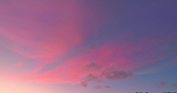 Güzel Pembe Bulutların Sersemletici Günbatımı Gökyüzü Video — Stok video