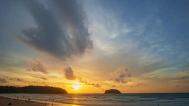 Okyanusun üzerindeki inanılmaz günbatımı gökyüzünün hızlandırılmış videosu