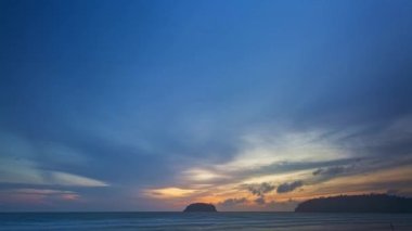 Zaman aşımına uğramış inanılmaz günbatımı videosu okyanusun üstünde, Tayland