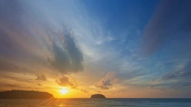 Okyanusun üzerindeki inanılmaz günbatımı gökyüzünün hızlandırılmış videosu