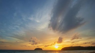 Okyanusun üzerindeki inanılmaz günbatımı gökyüzünün hızlandırılmış videosu