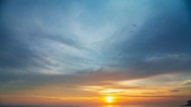 Okyanusun üzerindeki inanılmaz günbatımı gökyüzünün hızlandırılmış videosu