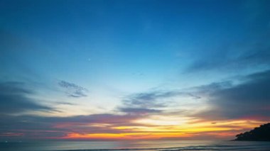 Karon Sahili, Phuket, Tayland 'da okyanusun üstünde inanılmaz günbatımı videosu.