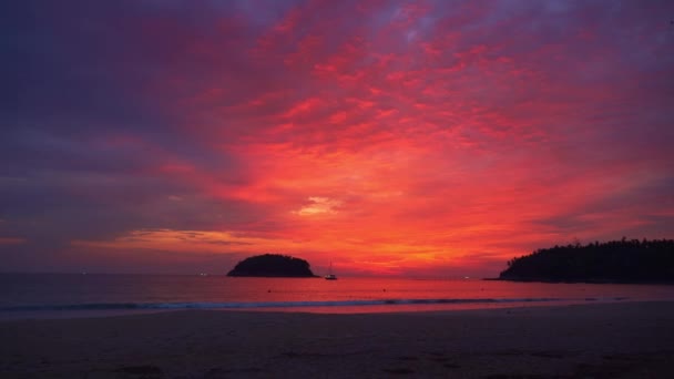 Τοπίο Της Δραματικής Ηλιοβασίλεμα Πάνω Από Κανάλι Μεταξύ Των Νησιών — Αρχείο Βίντεο