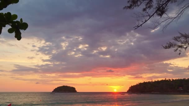 Landschaft Dramatischen Sonnenuntergangs Über Kanal Zwischen Inseln Thailand Video — Stockvideo