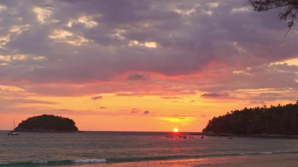 Krajobraz Dramatycznego Zachodu Słońca Nad Kanałem Między Wyspami Tajlandia Wideo — Wideo stockowe