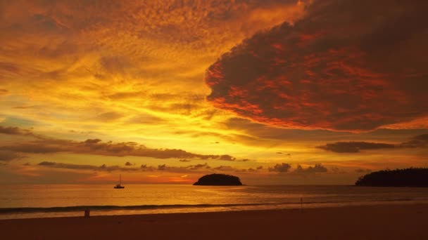 在泰国各岛之间的海峡上戏剧性的落日景象 — 图库视频影像