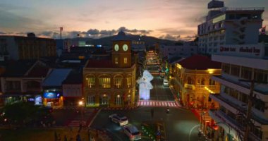 Sino-Portekiz mimarisinin hava manzarası, gün batımında Phuket City 'nin simgesi. Phuket Old Town, Tayland 'daki güzel binalar. Alacakaranlıkta Phuket 'in Charter Meydanı' ndaki saat kulesi.