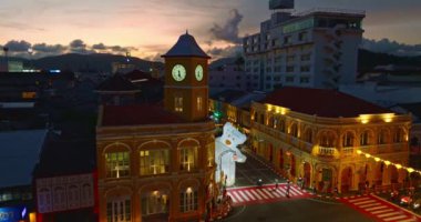 Sino-Portekiz mimarisinin hava manzarası, gün batımında Phuket City 'nin simgesi. Phuket Old Town, Tayland 'daki güzel binalar. Alacakaranlıkta Phuket 'in Charter Meydanı' ndaki saat kulesi.