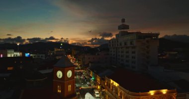 Sino-Portekiz mimarisinin hava manzarası, gün batımında Phuket City 'nin simgesi. Phuket Old Town, Tayland 'daki güzel binalar. Alacakaranlıkta Phuket 'in Charter Meydanı' ndaki saat kulesi.
