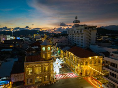 Phuket, Tayland - Ekim 09, 2023: Alacakaranlıktaki güzel eski bina