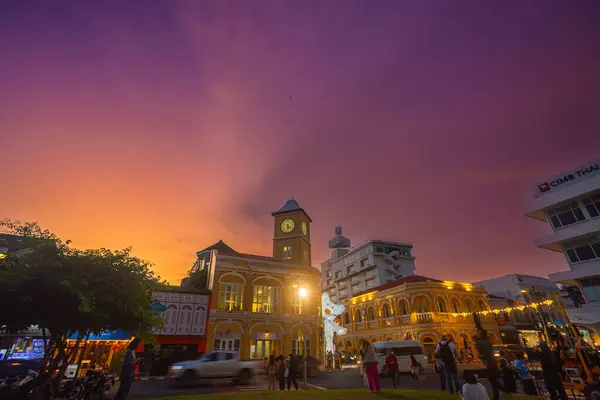泰国普吉 2023年10月9日 黄昏时分美丽的古建筑 免版税图库照片