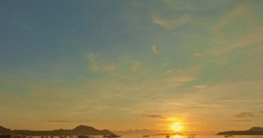 Rawai Sahili Phuket 'teki denizin göz kamaştırıcı yansıması. Güneşin gökyüzünde değişen renkli bir fantezi bulutu hayal edin. Gradyan renk. Gökyüzü dokusu, soyut doğa arkaplanı.