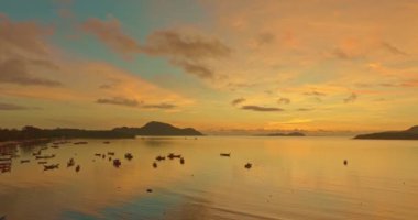 Rawai Sahili Phuket 'teki denizin göz kamaştırıcı yansıması. Güneşin gökyüzünde değişen renkli bir fantezi bulutu hayal edin. Gradyan renk. Gökyüzü dokusu, soyut doğa arkaplanı.