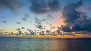 Gün batımında gökyüzünde sürüklenen bulutları aydınlatan parlak ışığın havadan görünüşü, video.
