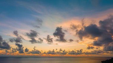 Gün batımında gökyüzünde sürüklenen bulutları aydınlatan parlak ışığın havadan görünüşü, video.