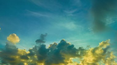 Gün batımında gökyüzünde sürüklenen bulutları aydınlatan parlak ışığın havadan görünüşü, video