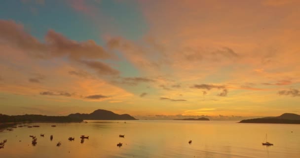 朝の空には 素晴らしい黄色い雲が映っています 美しい日の出の海岸 ローワイビーチ プーケット タイの港でのボート — ストック動画