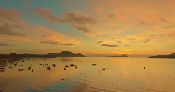 ローワイビーチプーケットで海のカラフルな空の素晴らしい反射 日の出の空に変化する幻想的なカラフルな雲を想像してください グラデーションカラー スカイテクスチャー 抽象的な自然の背景 — ストック動画