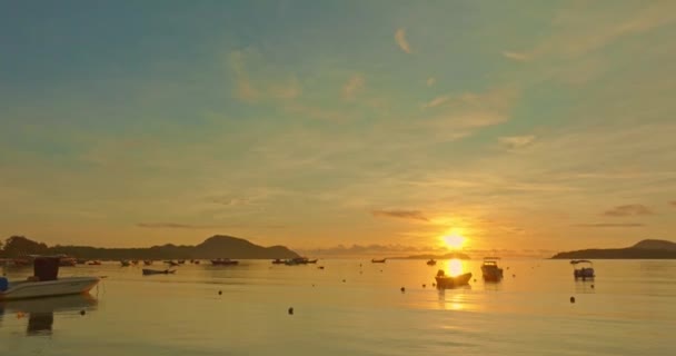 Воздушный Вид Удивительных Желтых Облаков Утреннем Небе Прекрасный Морской Пейзаж — стоковое видео