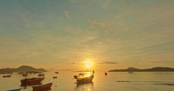 朝の空には 素晴らしい黄色い雲が映っています 美しい日の出の海岸 ハーバーのボート — ストック動画