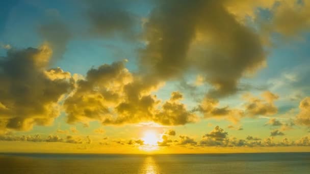 Luchtfoto Van Helder Licht Dat Wolken Verlicht Die Zonsondergang Boven — Stockvideo
