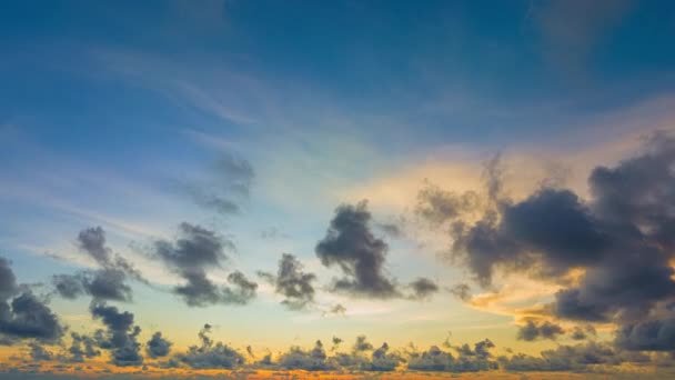 Luchtfoto Van Helder Licht Dat Wolken Verlicht Zwevend Zonsondergang Hemel — Stockvideo