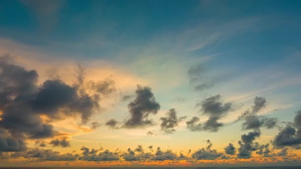 Воздушный Гиперлапс Вид Потрясающие Облака Плавают Над Морем Солнце Sets — стоковое видео