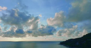 Gökyüzünde sürüklenen bulutları aydınlatan parlak ışığın havadan görünüşü, video.