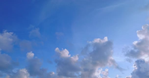 Εναέρια Άποψη Του Φωτός Που Φωτίζει Σύννεφα Παρασύρεται Στον Ουρανό — Αρχείο Βίντεο