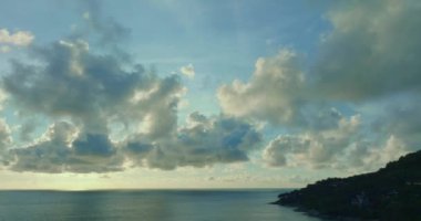 Gün batımında gökyüzünde sürüklenen bulutları aydınlatan parlak ışığın havadan görünüşü, video.