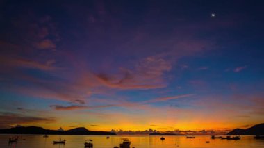 Sabah gökyüzündeki inanılmaz sarı bulutların havadan görünüşü. Güzel bir gün doğumu deniz manzarası. Rawai sahilindeki tekneler, Phuket, Tayland. Zaman aşımı videosu