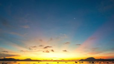 Sabah gökyüzündeki inanılmaz sarı bulutların havadan görünüşü. Güzel bir gün doğumu deniz manzarası. Rawai sahilindeki tekneler, Phuket, Tayland. Zaman aşımı videosu