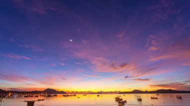 Sabah gökyüzündeki inanılmaz sarı bulutların havadan görünüşü. Güzel bir gün doğumu deniz manzarası. Rawai sahilindeki tekneler, Phuket, Tayland. Zaman aşımı videosu