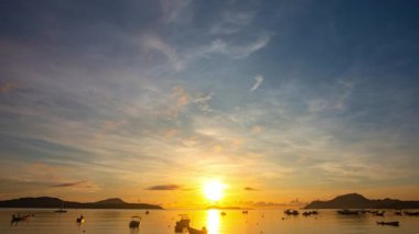 Sabah gökyüzündeki inanılmaz sarı bulutların havadan görünüşü. Güzel bir gün doğumu deniz manzarası. Rawai sahilindeki tekneler, Phuket, Tayland. Zaman aşımı videosu
