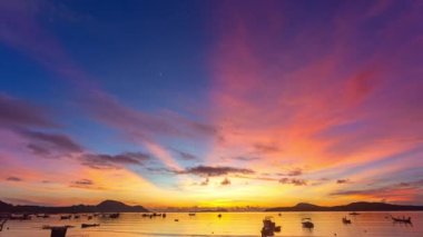 Sabah gökyüzündeki inanılmaz sarı bulutların havadan görünüşü. Güzel bir gün doğumu deniz manzarası. Rawai sahilindeki tekneler, Phuket, Tayland. Zaman aşımı videosu