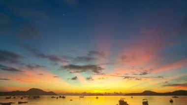 Sabah gökyüzündeki inanılmaz sarı bulutların havadan görünüşü. Güzel bir gün doğumu deniz manzarası. Rawai sahilindeki tekneler, Phuket, Tayland. Zaman aşımı videosu