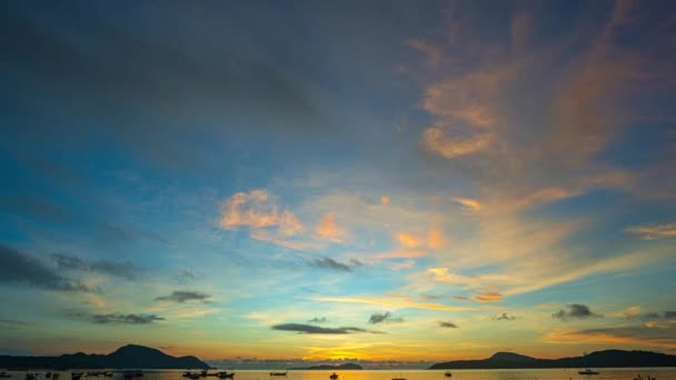 朝の空には 素晴らしい黄色い雲が映っています 美しい日の出の海岸 ロワイビーチ プーケット タイの港でボート タイムラウンドビデオ — ストック動画
