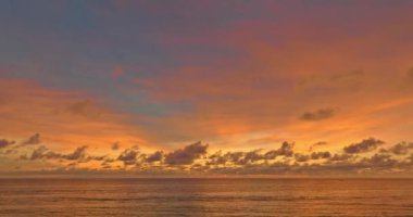 Okyanusun üstünde gün batımında güzel bulutların hava manzarası, video. Karon Sahili, Tayland