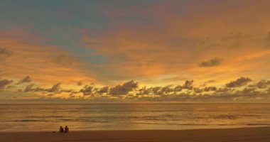 Günbatımı bulutlarının arasından ışık ışınlarının okyanusun üzerindeki hava görüntüsü, video.. 