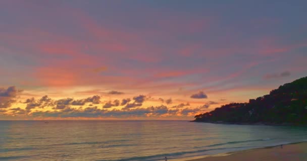 Повітряний Вид Світлові Промені Через Хмари Заходу Сонця Над Океаном — стокове відео
