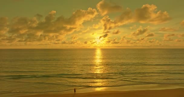Günbatımı Bulutlarının Arasından Geçen Işık Işınlarının Okyanusun Üzerindeki Hava Görüntüsü — Stok video
