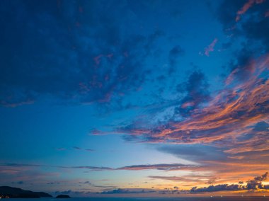 Gün batımında inanılmaz renkli bulutlar