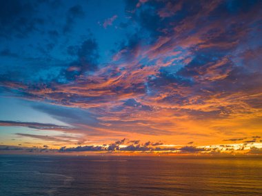 Gün batımında inanılmaz renkli bulutlar
