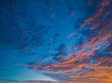 Gün batımında inanılmaz renkli bulutlar