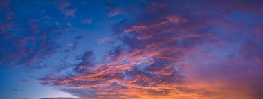 Gün batımında inanılmaz renkli bulutlar